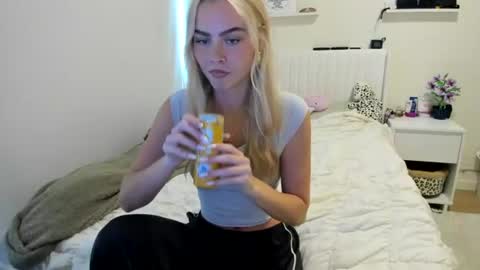 Snapshot of ariah_is_blonde chatting on 06/26/26, 08:02 Ariah online show from 06/26/26, 08:02