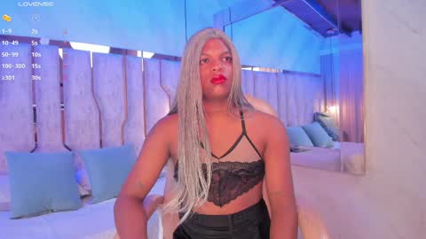 ariana_grande233 online show from 04/01/26, 11:44