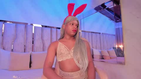 ariana_grande233 online show from 04/13/26, 11:37