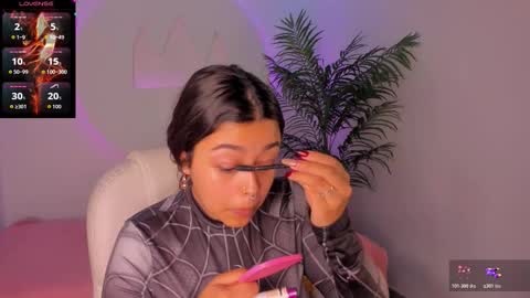 Snapshot of ariana_pierce chatting on 11/19/25, 12:49 Ariana online show from 11/19/25, 12:49