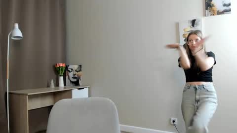 Snapshot of arianaabramek chatting on 02/06/26, 07:28 Alice online show from 02/06/26, 07:28