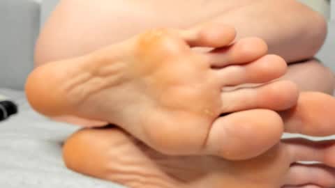 Ariana  Steven online show from 10/27/25, 02:48