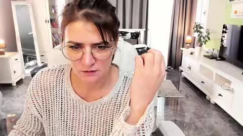 Ana online show from 10/31/25, 09:21