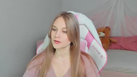 Snapshot of ariawell chatting on 09/25/25, 06:11 Aria online show from 09/25/25, 06:11