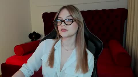 Snapshot of ariawell chatting on 10/03/25, 06:38 Aria online show from 10/03/25, 06:38