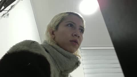 Snapshot of aribunnie chatting on 09/19/25, 04:58 Ari Bunnie online show from 09/19/25, 04:58