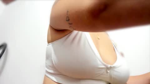 Snapshot of ariell_rose1 chatting on 03/03/26, 02:39 Stephany online show from 03/03/26, 02:39