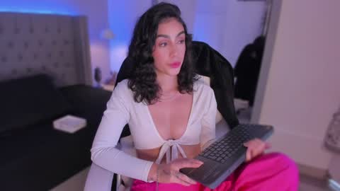 Snapshot of arikohler chatting on 12/13/24, 09:30 AriKohler online show from 12/13/24, 09:30