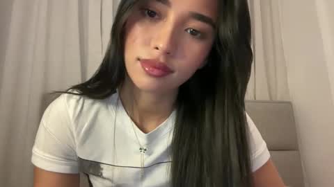 Snapshot of arivonne chatting on 11/17/25, 03:07 Lily online show from 11/17/25, 03:07