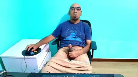 Snapshot of arnelux72 chatting on 06/19/26, 06:29 arnelux72 online show from 06/19/26, 06:29