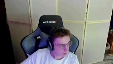 Snapshot of aron_neall chatting on 12/14/24, 05:18 biggest penis online show from 12/14/24, 05:18