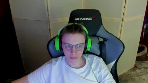 Snapshot of aron_neall chatting on 12/15/24, 03:45 biggest penis online show from 12/15/24, 03:45