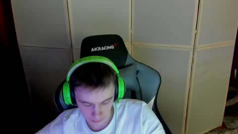 Snapshot of aron_neall chatting on 12/19/24, 06:23 biggest penis online show from 12/19/24, 06:23