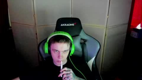 Snapshot of aron_neall chatting on 01/21/25, 10:52 biggest penis online show from 01/21/25, 10:52