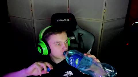 Snapshot of aron_neall chatting on 01/28/25, 11:06 biggest penis online show from 01/28/25, 11:06