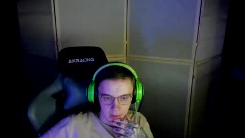 Snapshot of aron_neall chatting on 02/13/25, 03:18 biggest penis online show from 02/13/25, 03:18