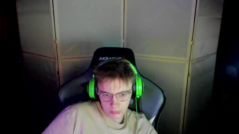 Snapshot of aron_neall chatting on 02/13/25, 05:33 biggest penis online show from 02/13/25, 05:33