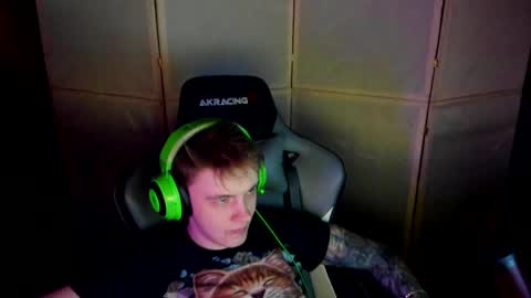 Snapshot of aron_neall chatting on 02/20/25, 09:31 biggest penis online show from 02/20/25, 09:31