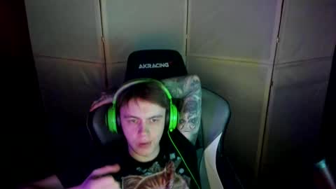 Snapshot of aron_neall chatting on 02/21/25, 01:33 biggest penis online show from 02/21/25, 01:33