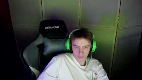 Snapshot of aron_neall chatting on 02/26/25, 04:14 biggest penis online show from 02/26/25, 04:14