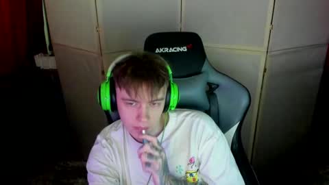 Snapshot of aron_neall chatting on 03/05/25, 08:00 biggest penis online show from 03/05/25, 08:00