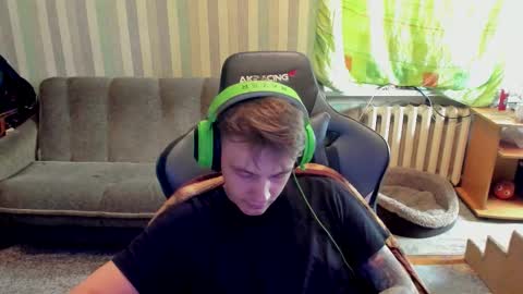 Snapshot of aron_neall chatting on 09/30/25, 09:25 biggest penis online show from 09/30/25, 09:25