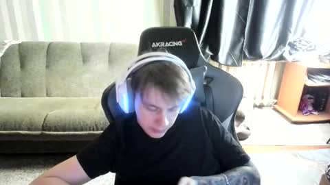 Snapshot of aron_neall chatting on 12/15/25, 07:45 biggest penis online show from 12/15/25, 07:45