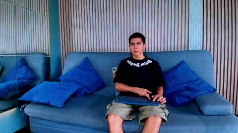 Snapshot of aron_pulse chatting on 01/18/26, 02:21 aron_pulse online show from 01/18/26, 02:21