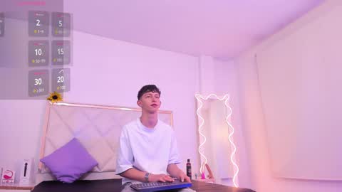 Snapshot of aron_tay chatting on 12/28/24, 02:54  your aron  online show from 12/28/24, 02:54