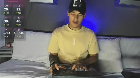 Snapshot of aroon_fit chatting on 02/18/26, 08:27 AROON HOT online show from 02/18/26, 08:27