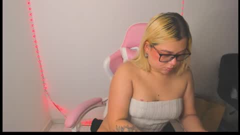 Snapshot of arthemiss033 chatting on 02/17/26, 01:35 Val online show from 02/17/26, 01:35