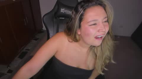 ash_smith1 online show from 11/14/25, 09:57