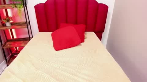 Snapshot of ashleyrobert_ chatting on 01/18/25, 12:35 ashleyrobert_ online show from 01/18/25, 12:35