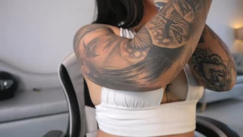 Ashley Lauren online show from 04/02/26, 07:22