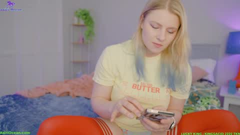 Asiri   pronounced Ah-siri Please no nicknames   3 online show from 04/15/26, 03:52