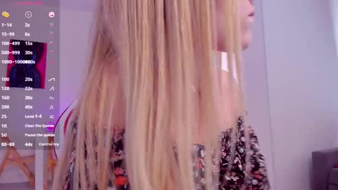 Snapshot of askcaroline chatting on 03/08/25, 11:48 Caroline online show from 03/08/25, 11:48