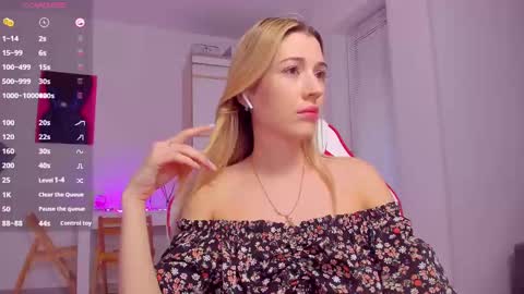 Snapshot of askcaroline chatting on 03/09/25, 03:27 Caroline online show from 03/09/25, 03:27