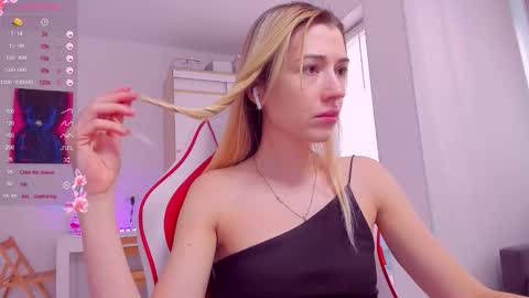 Snapshot of askcaroline chatting on 09/28/25, 12:43 Caroline online show from 09/28/25, 12:43