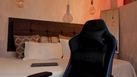 astonhills online show from 04/16/26, 02:23