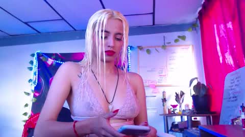 Snapshot of ateneasairce chatting on 12/16/25, 02:33 Atenea online show from 12/16/25, 02:33