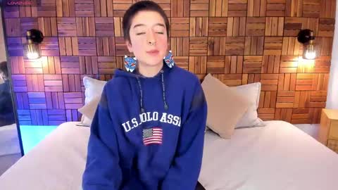 Snapshot of atheena__ chatting on 04/22/26, 01:23 Athenea online show from 04/22/26, 01:23