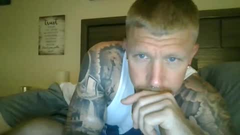 Snapshot of athletic_skater779 chatting on 05/28/26, 04:43 AthleticWhiteboy777 online show from 05/28/26, 04:43