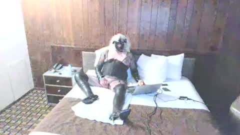 Snapshot of auntiejoan chatting on 12/31/24, 04:04 Dodge001 online show from 12/31/24, 04:04