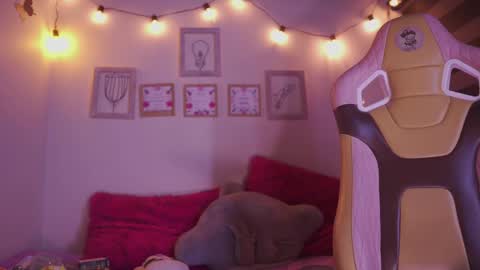 aura_rouss online show from 11/14/25, 12:20