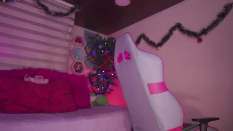aura_rouss online show from 12/19/25, 01:56