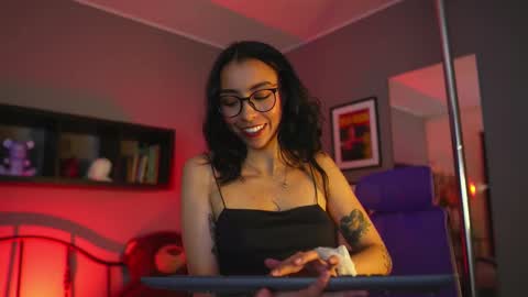 Snapshot of aura_soul_ chatting on 11/07/25, 04:45 A U R A online show from 11/07/25, 04:45