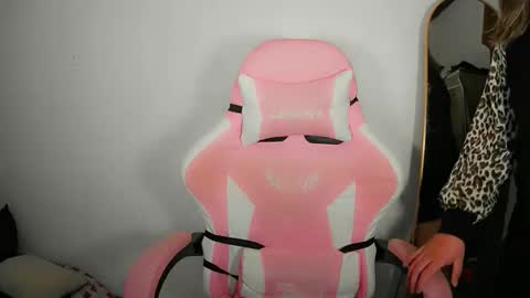 Snapshot of aurora_more chatting on 09/26/25, 04:16 cute online show from 09/26/25, 04:16