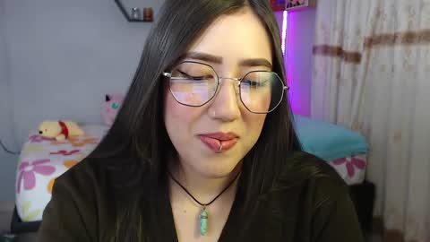 Snapshot of aurora_shy_ chatting on 02/18/25, 11:19 Aurora online show from 02/18/25, 11:19