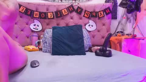 auroraa_miller online show from 10/26/25, 12:00