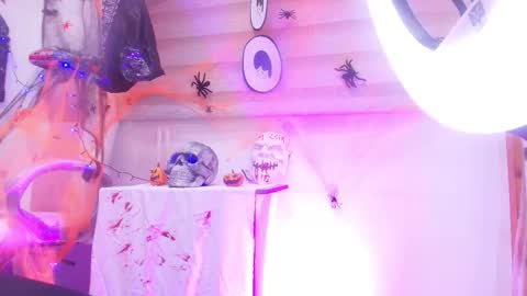 auroraa_miller online show from 10/31/25, 11:55